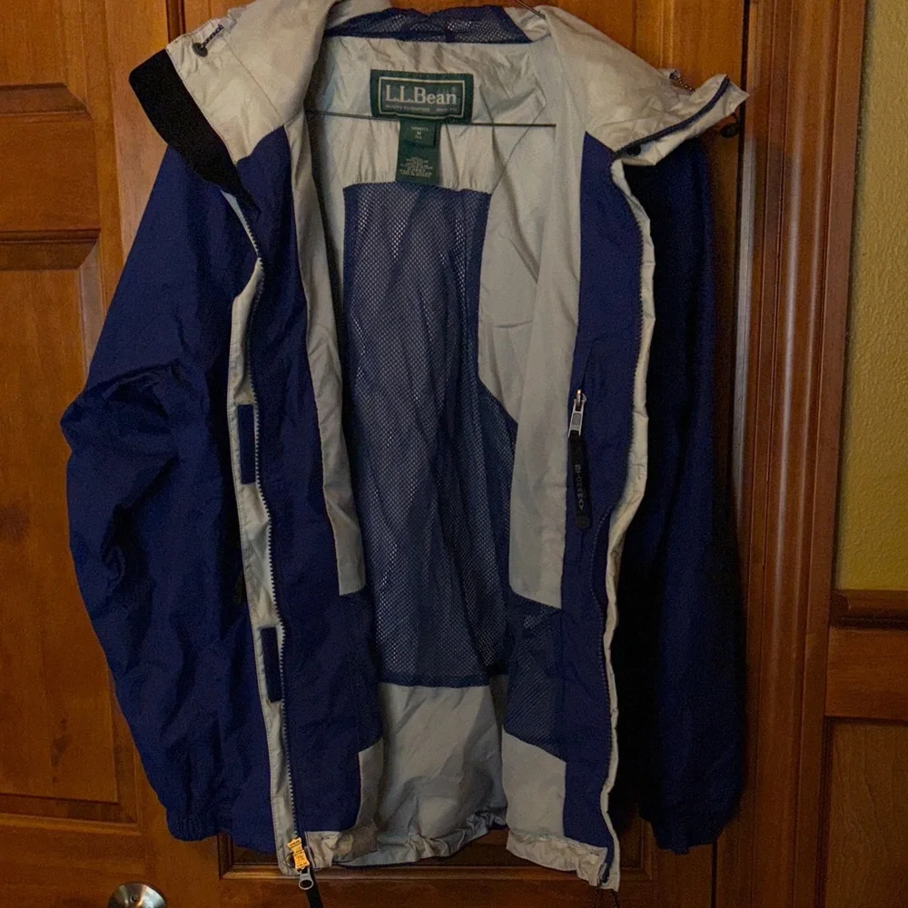 L.L. Bean women’s navy blue Raincoat - Picture 6 of 10